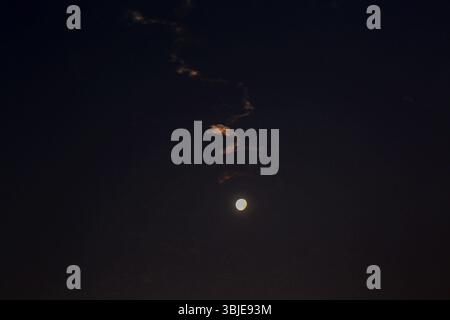 Nablus, Palestina. 14 giugno 2025. I razzi lanciati dall'Iran si vedono di notte sopra il cielo nella Cisgiordania occupata. Israele e Iran si scambiarono fuoco; giorni dopo che Israele lanciò una campagna di attacco aereo senza precedenti che l'Iran disse colpì le sue strutture nucleari, "martirizzò” i comandanti anziani e uccise decine di civili. (Foto di Nasser Ishtayeh/SOPA Images/Sipa USA) credito: SIPA USA/Alamy Live News Foto Stock