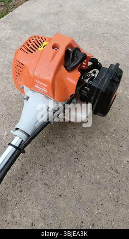 10.05.2025 Moldavia Scoprite questo trimmer ad alta efficienza progettato appositamente per la manutenzione di prati e giardini senza sforzo Foto Stock