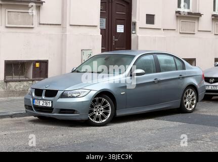 OSTRAVA, CECHIA - 8 NOVEMBRE 2024: Berlina BMW serie 3 Silver Blue E90 parcheggiata in strada Foto Stock