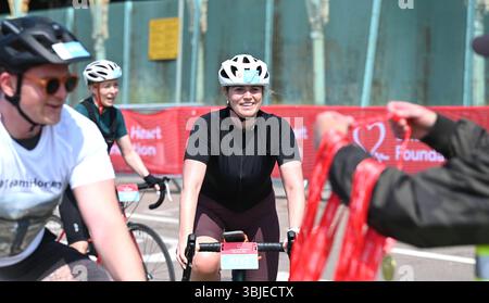 Brighton Regno Unito 15 giugno 2025 - i ciclisti ricevono le medaglie alla British Heart Foundation di Londra per Brighton Bike Ride . La corsa di 54 miglia inizia a Clapham Common a Londra e termina sul lungomare di Brighton: Credit Simon Dack /Alamy Live News Foto Stock