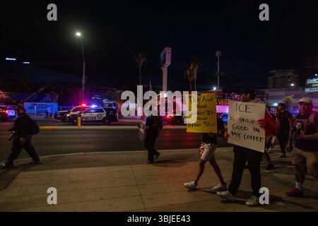 Las Vegas, Nevada, Stati Uniti. 14 giugno 2025. Vista della "No Kings March" su Las Vegas Blvd a Las Vegas, Nevada, il 14 giugno 2025. Crediti: Dee CEE Carter/Media Punch/Alamy Live News Foto Stock