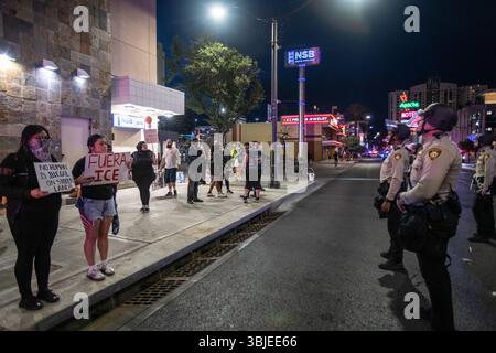 Las Vegas, Nevada, Stati Uniti. 14 giugno 2025. Vista della "No Kings March" su Las Vegas Blvd a Las Vegas, Nevada, il 14 giugno 2025. Crediti: Dee CEE Carter/Media Punch/Alamy Live News Foto Stock