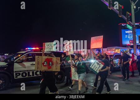 Las Vegas, Nevada, Stati Uniti. 14 giugno 2025. Vista della "No Kings March" su Las Vegas Blvd a Las Vegas, Nevada, il 14 giugno 2025. Crediti: Dee CEE Carter/Media Punch/Alamy Live News Foto Stock