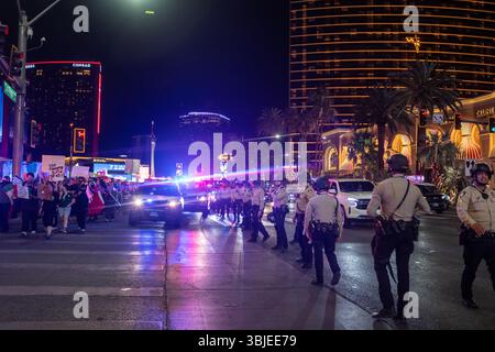 Las Vegas, Nevada, Stati Uniti. 14 giugno 2025. Vista della "No Kings March" su Las Vegas Blvd a Las Vegas, Nevada, il 14 giugno 2025. Crediti: Dee CEE Carter/Media Punch/Alamy Live News Foto Stock