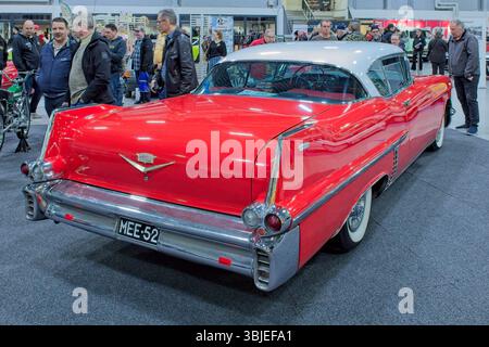 Lahti, Finlandia – 3 maggio. 2025: Auto Cadillc Coupe Deville (1957) al Classic Motor Show al Lahti Exhibition and Convention Centre. Foto Stock