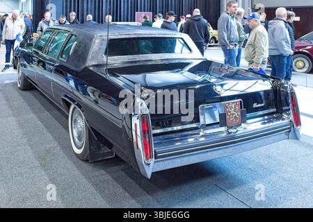 Lahti, Finlandia – 3 maggio. 2025: Cadillac Fleetwood Series 75 Limousine (1984) auto al Classic Motor Show al Lahti Exhibition and Convention Centre. Foto Stock