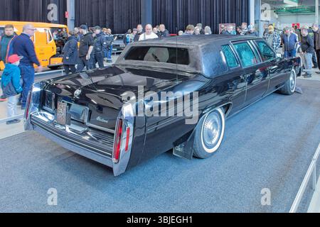 Lahti, Finlandia – 3 maggio. 2025: Cadillac Fleetwood Series 75 Limousine (1984) auto al Classic Motor Show al Lahti Exhibition and Convention Centre. Foto Stock