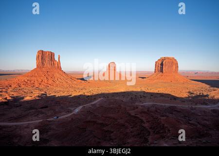 Vista panoramica di Mittens e Merrick's Butte (sulla destra), Monument Valley Navajo Tribal Park, Arizona, USA Foto Stock