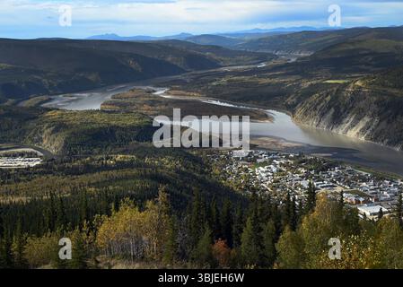 La città di Dawson City, Yukon, Canada, qui vista da un uccello è un punto di riferimento storico della corsa all'oro Klondike tra il 1896 e il 1899. Foto Stock