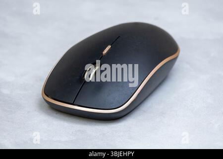 Mouse wireless Bluetooth nero. Primo piano di un accessorio per computer cordless dal design elegante. Foto Stock