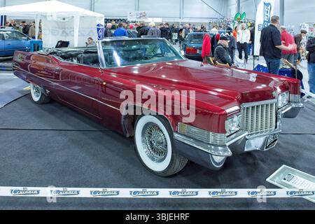 Lahti, Finlandia – 3 maggio. 2025: Auto Cadillac DeVille Cabriolet (1979) al Classic Motor Show al Lahti Exhibition and Convention Centre. Foto Stock