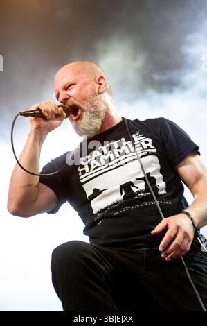 Donington, Inghilterra. 14 giugno 2025. Anaal Nathrakh batte la bandiera del metal estremo su Download 2025. Cristina Massei/Alamy Live News Foto Stock