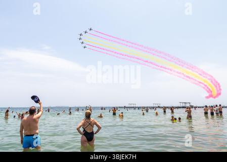 Santiago de la Ribera, San Javier, Spagna. 15 giugno 2025. Il team di visualizzazione acrobatica della forza aerea e spaziale spagnola di nome Patrulla Águila (Eagle Patrol), formato il 4 luglio 1985, sta entrambi celebrando il suo 40° anniversario e la fine del suo tempo volando sugli aerei a reazione Casa C-101 Aviojet mentre transitano su aerei a turboelica Pilatus PC-21. Si esibisce sulle spiagge del Mar Menor con un sentiero di fumo patriottico con il pubblico in mare, con un saluto saluto Foto Stock