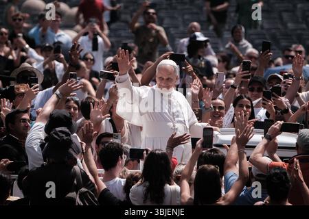 Vaticano, preghiera domenicale dell'Angelus in Piazza San Pietro. Prima della preghiera, Papa Leone XIV saluta le migliaia di fedeli presenti in piazza dal pemobile, il 15 giugno 2025 nella città del Vaticano. Copyright: XAndreaxCalandrax Foto Stock