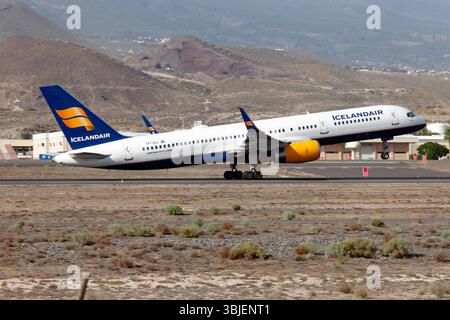 Un Boeing 757-200 islandese che decolla dall'aeroporto di Tenerife Sur-Reina Sofía il Boeing 757 è un velivolo bimotore a fusoliera stretta di medie dimensioni, ideale per rotte di breve e medio raggio. La versione -200 è di gran lunga la variante 757 più popolare, con un totale di 913 esemplari mai costruiti. Questo velivolo è dotato di motori turbofan efficienti che consentono il decollo da altitudini relativamente elevate e piste corte. I 757-200 dell'Icelandair hanno posti a sedere per 184 passeggeri, con posti a sedere disposti 3-3 in classe Economy e 2-2 in classe Premium. (Foto di Fabrizio Gandolfo/SOPA Images/Sipa USA) Foto Stock