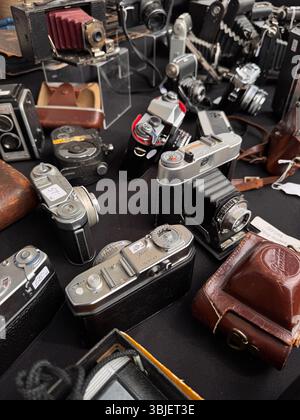 macchine fotografiche d'epoca sul tavolo di vendita Foto Stock