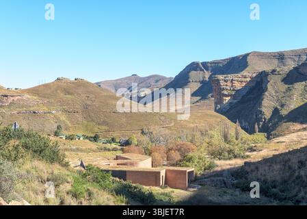 Golden Gate Highlands National Park, Sudafrica - 11 maggio 2025: Il Dinosaur Interpretive Centre nel Golden Gate Highlands National Park. Glen Reenen Foto Stock