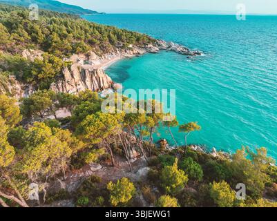Paradise Kavourotripes Beach, Calcidica, Grecia. Vista aerea della splendida spiaggia costiera selvaggia dell'isola con acque turchesi Foto Stock
