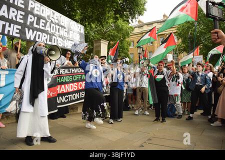 Londra, Regno Unito, 15 giugno 2025, poche centinaia di manifestanti convergono fuori Downing Street, dopo aver marciato da luoghi separati, a sostegno della marcia globale verso Gaza. Crediti: Will Colebourne/Alamy Live News Foto Stock