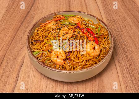In Occidente, viene solitamente presentato come tagliatelle morbide fritte in padella con verdure, manzo, maiale o gamberi Foto Stock