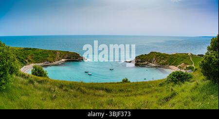 Guardando in basso su Lulworth Cove da Bindon Hill Foto Stock