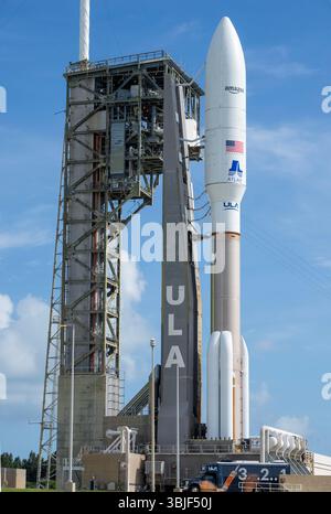 Cape Canaveral, Stati Uniti. 15 giugno 2025. Il razzo United Launch Alliance Atlas V si trova nello Space Launch Complex 41 presso Cape Canaveral Space Force Station, Cape Canaveral, Florida, domenica 15 giugno 2025. Il lancio dell'ULA è previsto per il 16 giugno e consegnerà il secondo lotto di satelliti Project Kuiper nello spazio per Amazon. Project Kuiper è la rete a banda larga satellitare in orbita bassa di Amazon per il servizio Internet in tutto il mondo. Foto di Pat Benic/UPI credito: UPI/Alamy Live News Foto Stock