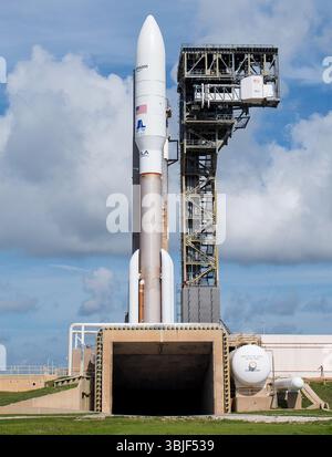 Cape Canaveral, Stati Uniti. 15 giugno 2025. Il razzo United Launch Alliance Atlas V si trova nello Space Launch Complex 41 presso Cape Canaveral Space Force Station, Cape Canaveral, Florida, domenica 15 giugno 2025. Il lancio dell'ULA è previsto per il 16 giugno e consegnerà il secondo lotto di satelliti Project Kuiper nello spazio per Amazon. Project Kuiper è la rete a banda larga satellitare in orbita bassa di Amazon per il servizio Internet in tutto il mondo. Foto di Kate Benic/UPI credito: UPI/Alamy Live News Foto Stock