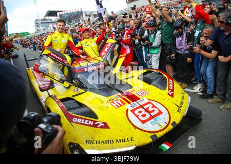 Le Mans, Francia. 15 giugno 2025. Yifei YE (CHN), Philip HANSON (GBR) di # 83 AF CORSE celebra la vittoria alla 24 ore di le Mans dall'11 al 15 giugno 2025 a le Mans, Francia. Durante WEC - 24 ore di le Mans, gara Endurance a le Mans, Francia, 15 giugno 2025 credito: Agenzia fotografica indipendente/Alamy Live News Foto Stock