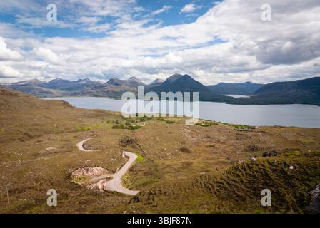 Un'immagine HDR estiva che guarda in basso sull'Upper Loch Torridon e Beinn Damh da Bealach na Gaoithe negli altopiani nord-occidentali della Scozia. 8 giugno 2009 Foto Stock