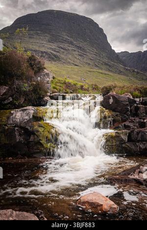 Una cupa immagine estiva HDR di Russell Burn che precipita verso Loch Kishorn vicino Bealach na ba sulla NC500, Scozia. 8 giugno 2009 Foto Stock