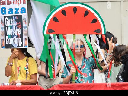 Londra, Regno Unito, 15 giugno 2025. I manifestanti pro palestinesi hanno camminato fino a Downing Street a Whitehall per sostenere la marcia globale verso Gaza, il giorno dopo che l'Egitto ha fermato gli attivisti dal raggiungere il valico di Rafah. Il convoglio sta cercando di pressurizzare Israele affinché tolga l'assedio a Gaza e conceda aiuti umanitari. Credito : Monica Wells/Alamy Live News Foto Stock
