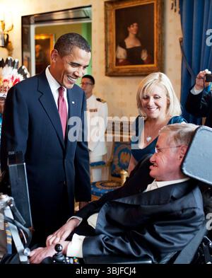 Il presidente degli Stati Uniti Barack Obama parla con Stephen Hawking nella stanza Blu della Casa Bianca prima di una cerimonia che gli presenta la Medaglia presidenziale della libertà. Agosto 2009 - foto della Casa Bianca, Pete Souza Foto Stock