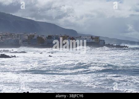 Puerto de la Cruz, una bellissima cittadina sul ventoso lato nord di Teneriffa Foto Stock
