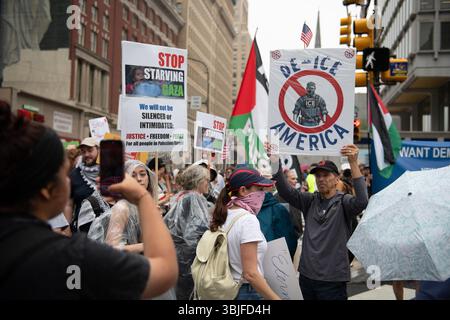 Philadelphia, Pennsylvania, Stati Uniti. 14 giugno 2025, circa 80.000 manifestanti si sono riuniti a Filadelfia per una protesta "No Kings", una delle 2.000 in tutto il paese. Milioni di americani a livello nazionale hanno condannato il continuo superamento del potere esecutivo del presidente Donald Trump. Crediti: Diego Montoya/Alamy Live News Foto Stock