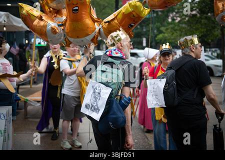 Philadelphia, Pennsylvania, Stati Uniti. 14 giugno 2025, circa 80.000 manifestanti si sono riuniti a Filadelfia per una protesta "No Kings", una delle 2.000 in tutto il paese. Milioni di americani a livello nazionale hanno condannato il continuo superamento del potere esecutivo del presidente Donald Trump. Crediti: Diego Montoya/Alamy Live News Foto Stock