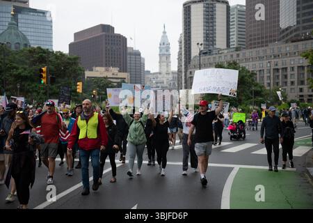Philadelphia, Pennsylvania, Stati Uniti. 14 giugno 2025, circa 80.000 manifestanti si sono riuniti a Filadelfia per una protesta "No Kings", una delle 2.000 in tutto il paese. Milioni di americani a livello nazionale hanno condannato il continuo superamento del potere esecutivo del presidente Donald Trump. Crediti: Diego Montoya/Alamy Live News Foto Stock