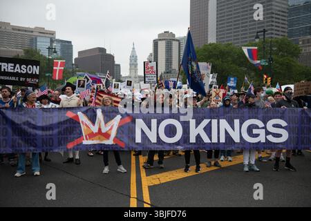 Philadelphia, Pennsylvania, Stati Uniti. 14 giugno 2025, circa 80.000 manifestanti si sono riuniti a Filadelfia per una protesta "No Kings", una delle 2.000 in tutto il paese. Milioni di americani a livello nazionale hanno condannato il continuo superamento del potere esecutivo del presidente Donald Trump. Crediti: Diego Montoya/Alamy Live News Foto Stock