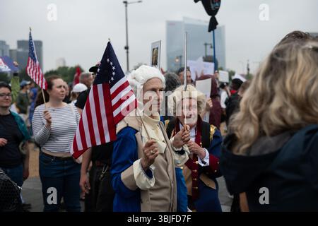 Philadelphia, Pennsylvania, Stati Uniti. 14 giugno 2025, circa 80.000 manifestanti si sono riuniti a Filadelfia per una protesta "No Kings", una delle 2.000 in tutto il paese. Milioni di americani a livello nazionale hanno condannato il continuo superamento del potere esecutivo del presidente Donald Trump. Crediti: Diego Montoya/Alamy Live News Foto Stock