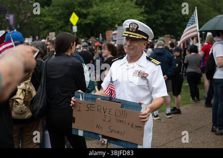 Philadelphia, Pennsylvania, Stati Uniti. 14 giugno 2025, circa 80.000 manifestanti si sono riuniti a Filadelfia per una protesta "No Kings", una delle 2.000 in tutto il paese. Milioni di americani a livello nazionale hanno condannato il continuo superamento del potere esecutivo del presidente Donald Trump. Crediti: Diego Montoya/Alamy Live News Foto Stock