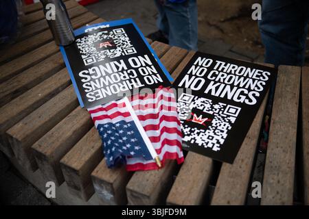 Philadelphia, Pennsylvania, Stati Uniti. 14 giugno 2025, circa 80.000 manifestanti si sono riuniti a Filadelfia per una protesta "No Kings", una delle 2.000 in tutto il paese. Milioni di americani a livello nazionale hanno condannato il continuo superamento del potere esecutivo del presidente Donald Trump. Crediti: Diego Montoya/Alamy Live News Foto Stock