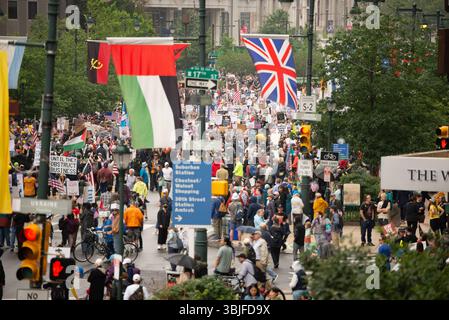 Philadelphia, Pennsylvania, Stati Uniti. 14 giugno 2025, circa 80.000 manifestanti si sono riuniti a Filadelfia per una protesta "No Kings", una delle 2.000 in tutto il paese. Milioni di americani a livello nazionale hanno condannato il continuo superamento del potere esecutivo del presidente Donald Trump. Crediti: Diego Montoya/Alamy Live News Foto Stock