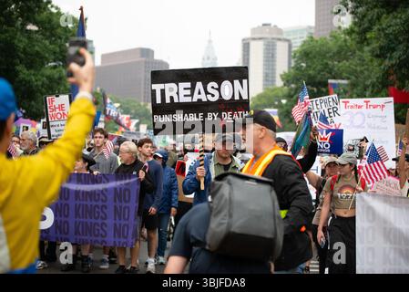 Philadelphia, Pennsylvania, Stati Uniti. 14 giugno 2025, circa 80.000 manifestanti si sono riuniti a Filadelfia per una protesta "No Kings", una delle 2.000 in tutto il paese. Milioni di americani a livello nazionale hanno condannato il continuo superamento del potere esecutivo del presidente Donald Trump. Crediti: Diego Montoya/Alamy Live News Foto Stock