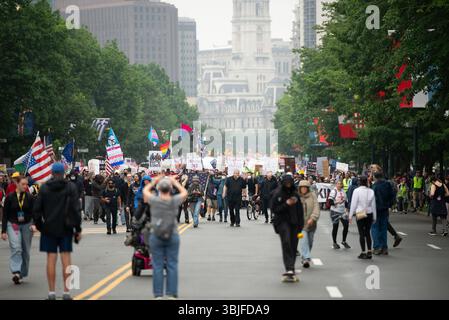 Philadelphia, Pennsylvania, Stati Uniti. 14 giugno 2025, circa 80.000 manifestanti si sono riuniti a Filadelfia per una protesta "No Kings", una delle 2.000 in tutto il paese. Milioni di americani a livello nazionale hanno condannato il continuo superamento del potere esecutivo del presidente Donald Trump. Crediti: Diego Montoya/Alamy Live News Foto Stock