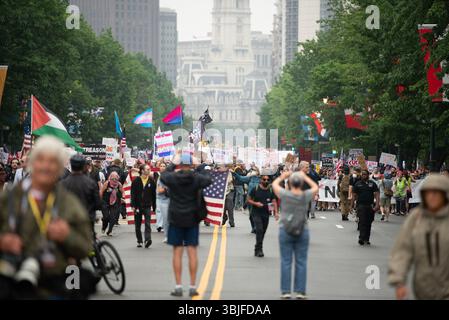 Philadelphia, Pennsylvania, Stati Uniti. 14 giugno 2025, circa 80.000 manifestanti si sono riuniti a Filadelfia per una protesta "No Kings", una delle 2.000 in tutto il paese. Milioni di americani a livello nazionale hanno condannato il continuo superamento del potere esecutivo del presidente Donald Trump. Crediti: Diego Montoya/Alamy Live News Foto Stock