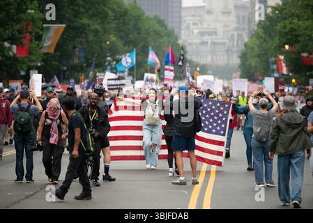 Philadelphia, Pennsylvania, Stati Uniti. 14 giugno 2025, circa 80.000 manifestanti si sono riuniti a Filadelfia per una protesta "No Kings", una delle 2.000 in tutto il paese. Milioni di americani a livello nazionale hanno condannato il continuo superamento del potere esecutivo del presidente Donald Trump. Crediti: Diego Montoya/Alamy Live News Foto Stock