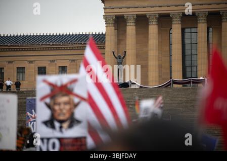 Philadelphia, Pennsylvania, Stati Uniti. 14 giugno 2025, circa 80.000 manifestanti si sono riuniti a Filadelfia per una protesta "No Kings", una delle 2.000 in tutto il paese. Milioni di americani a livello nazionale hanno condannato il continuo superamento del potere esecutivo del presidente Donald Trump. Crediti: Diego Montoya/Alamy Live News Foto Stock