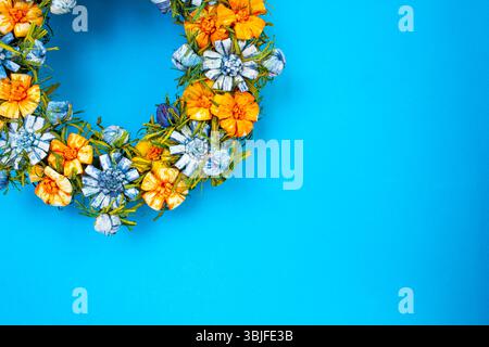 Splendida cortina piena di fiori colorati con fiori gialli, rosa e blu, circondati da una vegetazione lussureggiante Foto Stock