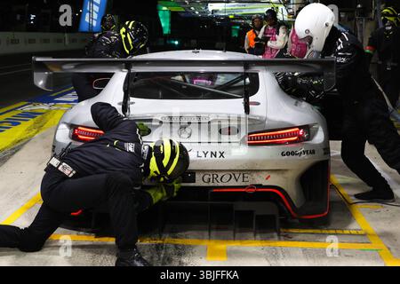 Le Mans, Francia. 14 giugno 2025, le Mans, Pays De la Loire, Francia: Il meccanico Iron Lynx #60 controlla il diffusore posteriore prima che la vettura torni nella notte al FIA World Endurance Championship, WEC 24 ore di le Mans 2025 al Circuit de la Sarthe di le Mans, Francia, il 14 giugno 2025. (Immagine di credito: © Wan Mikhail Roslan/ZUMA Press Wire) SOLO PER USO EDITORIALE! Non per USO commerciale! Crediti: ZUMA Press, Inc./Alamy Live News Foto Stock