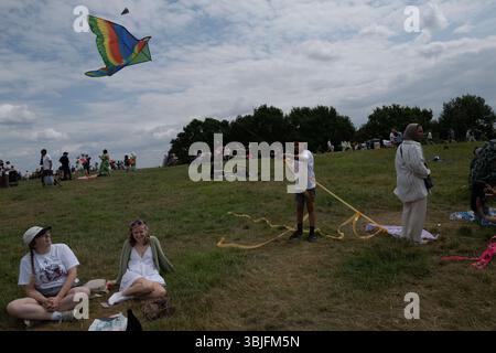 Londra, Regno Unito. 15 giugno 2025. I sostenitori della Palestina fanno volare aquiloni colorati a Parliament Hill a Londra, unendosi in un raduno di solidarietà. L'evento pacifico vede individui e famiglie lanciare aquiloni contrassegnati con simboli palestinesi per esprimere speranza, unità e sostegno emotivo ai bambini palestinesi colpiti dal conflitto. Il raduno evoca la lunga tradizione del kite-fly come simbolo di libertà e resistenza, offrendo un momento di riflessione e di espressione comuni nello spazio verde pubblico. Crediti: Joao Daniel Pereira/Alamy Live News Foto Stock