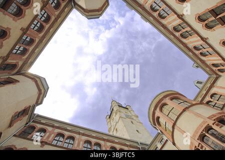 Cortile interno del municipio costruito nel 1901, vista verso l'alto, prospettiva, torre, Dessau, Dessau-Rosslau, Sassonia-Anhalt, Germania, Europa Foto Stock